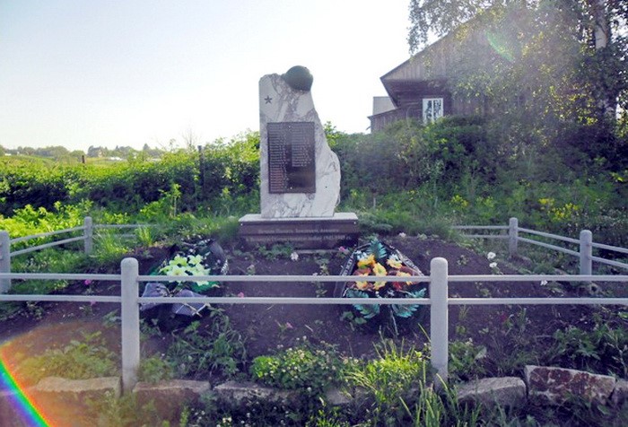 Pamyatnik voinam sela Ananino pogibshim v Velikoj Otechestvennoj vojne